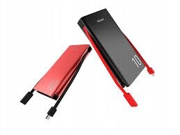 Dwa powerbanki w kolorach czerwonym i czarnym, każdy z kablem USB. Na czarnym powerbanku widoczny jest numer \'10\'.
