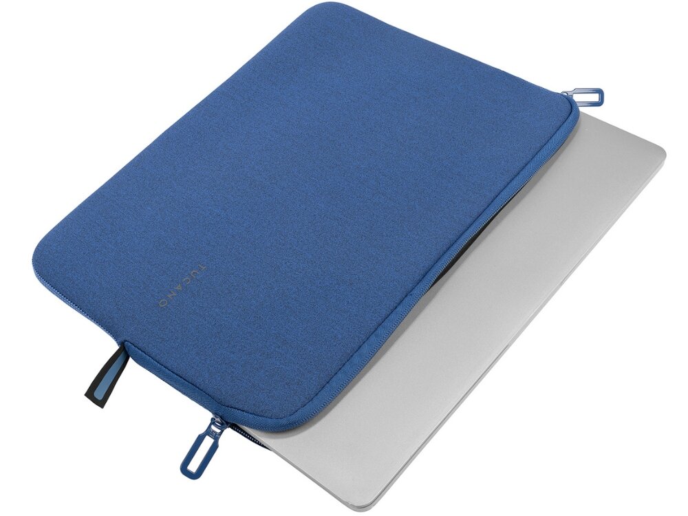 Niebieskie etui na laptopa z zamkiem błyskawicznym, częściowo otwarte, z widocznym fragmentem srebrnego laptopa. Na etui widoczny jest napis \'TUCANO\'.