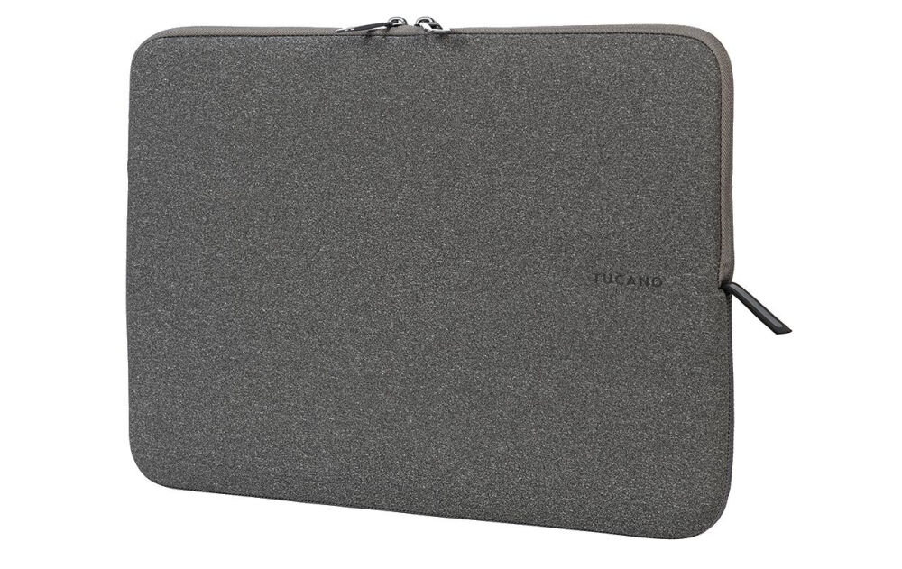 Czarne etui na laptopa z teksturą, z zamkiem błyskawicznym na górze i logo \'TUCANO\' widocznym na powierzchni.