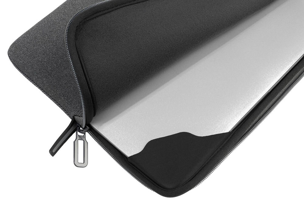 Czarne etui na laptopa z zamkiem błyskawicznym, częściowo otwarte, z widocznym wnętrzem i fragmentem srebrnego laptopa.