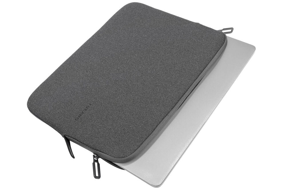 Szare etui na laptopa z zamkiem błyskawicznym, częściowo otwarte, z widocznym fragmentem laptopa. Na etui znajduje się napis \'TUCANO\'.