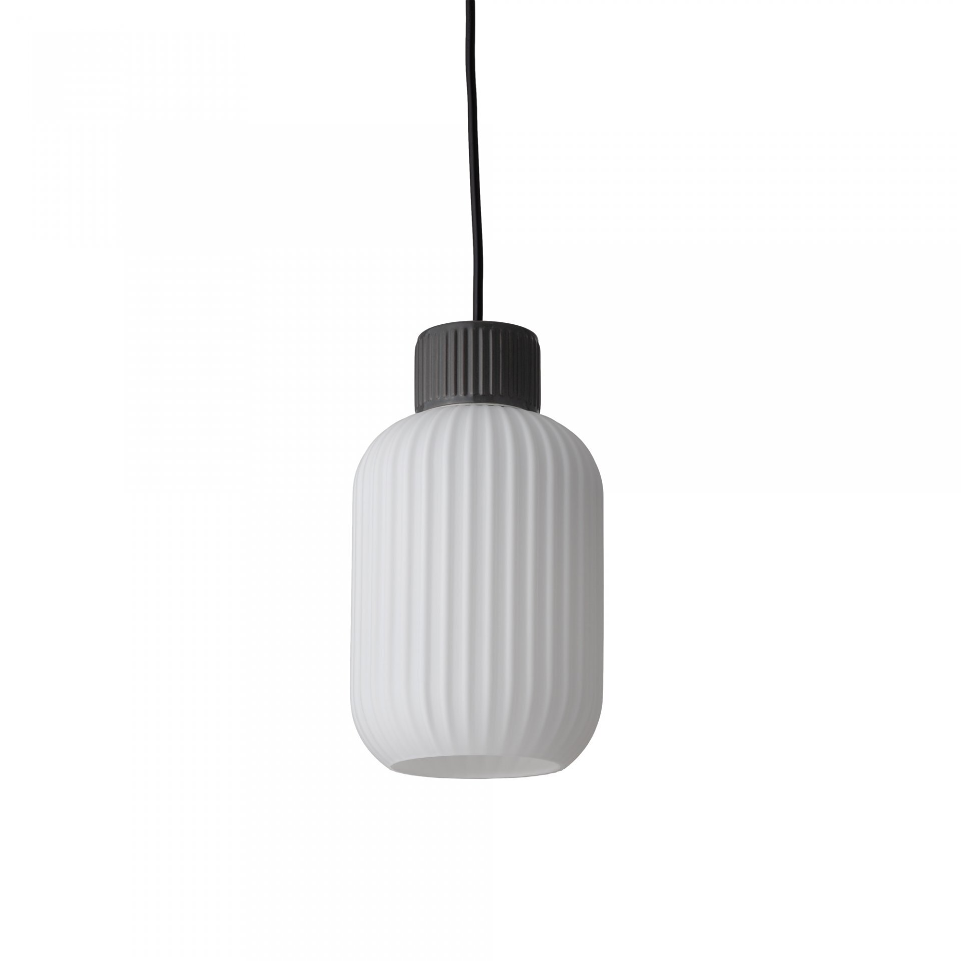 Na obrazie widoczna jest wisząca lampa z białym, żebrowanym kloszem i czarnym uchwytem. Lampa jest zawieszona na czarnym przewodzie.
