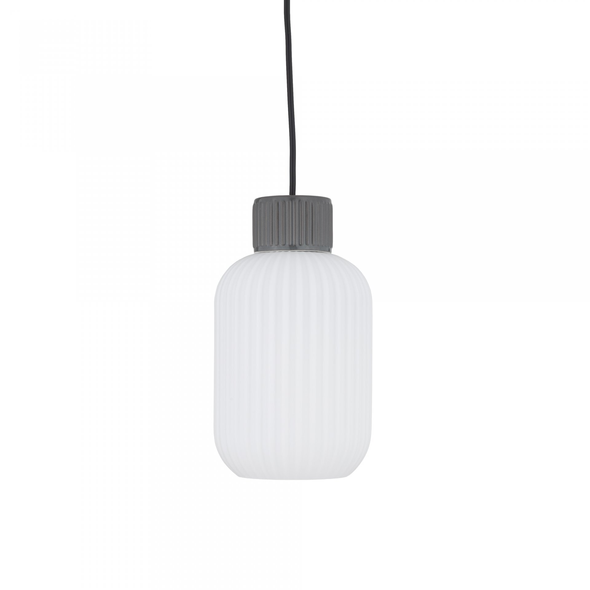 Na obrazie widoczna jest wisząca lampa z białym, żebrowanym kloszem i ciemnym uchwytem. Lampa jest zawieszona na cienkim czarnym przewodzie.