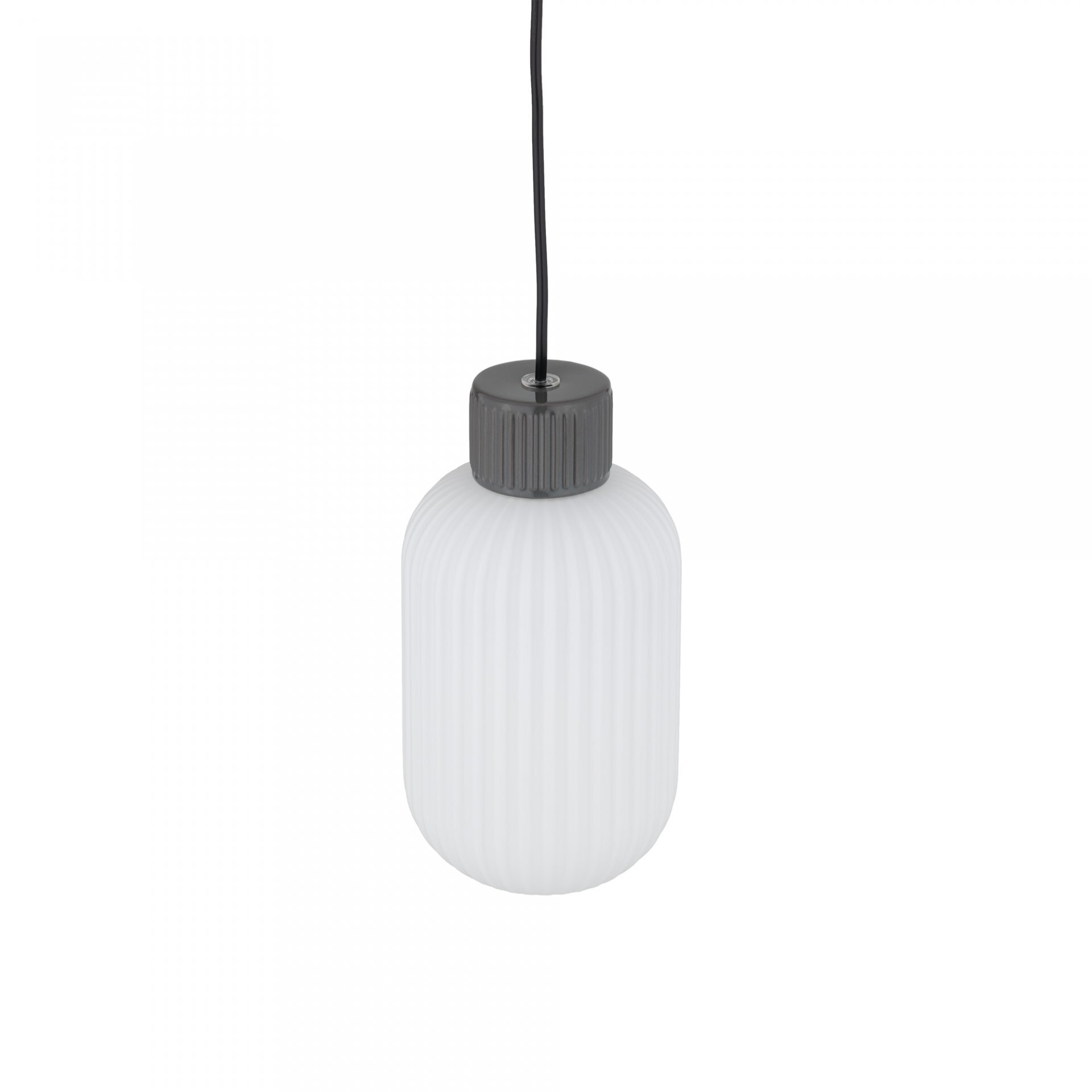 Lampa wisząca z białym, żebrowanym kloszem i czarną oprawką, zawieszona na czarnym przewodzie.