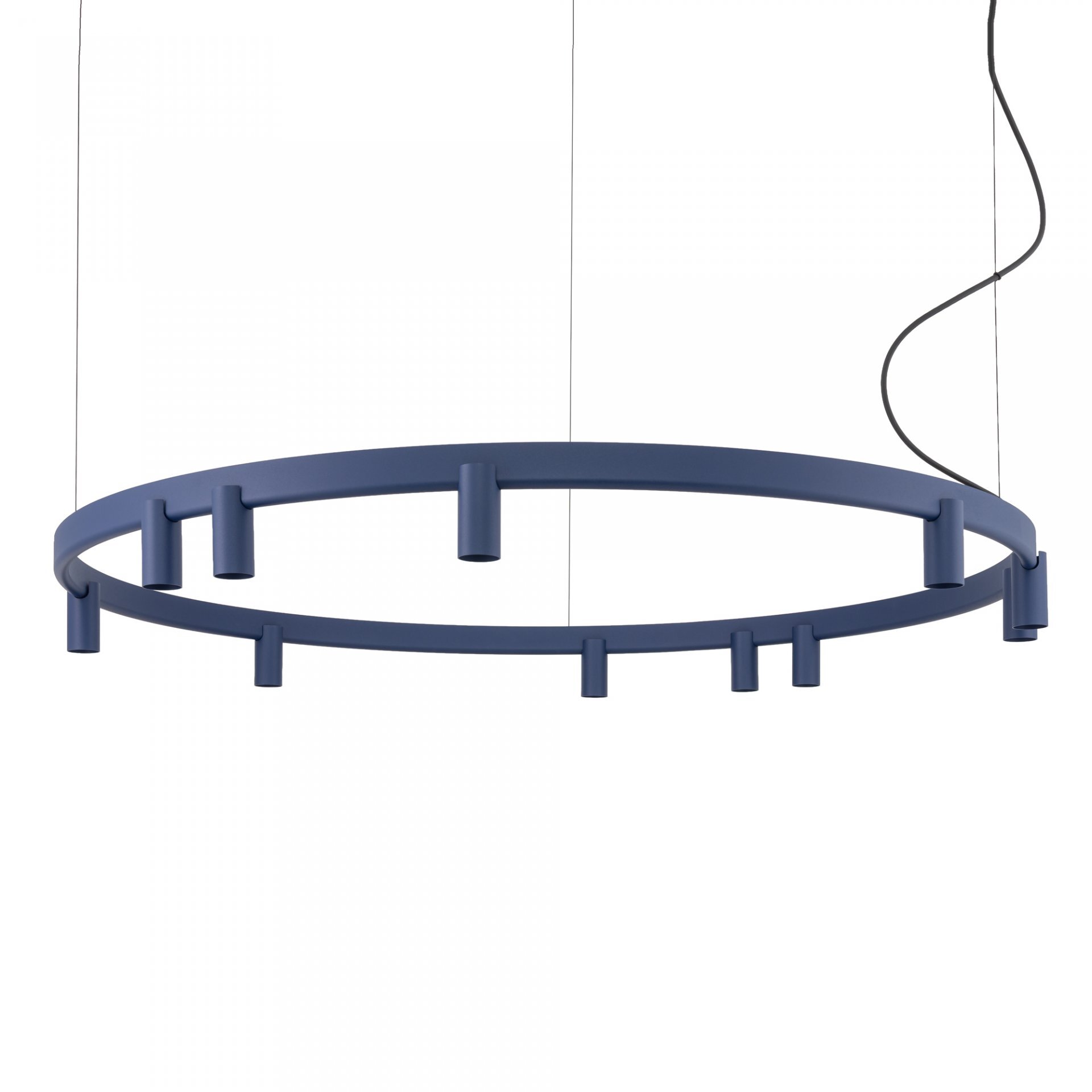 Na obrazie widoczna jest okrągła, wisząca lampa w kolorze niebieskim z kilkoma pionowymi elementami. Lampa jest zawieszona na cienkich przewodach, a z boku widoczny jest czarny kabel.