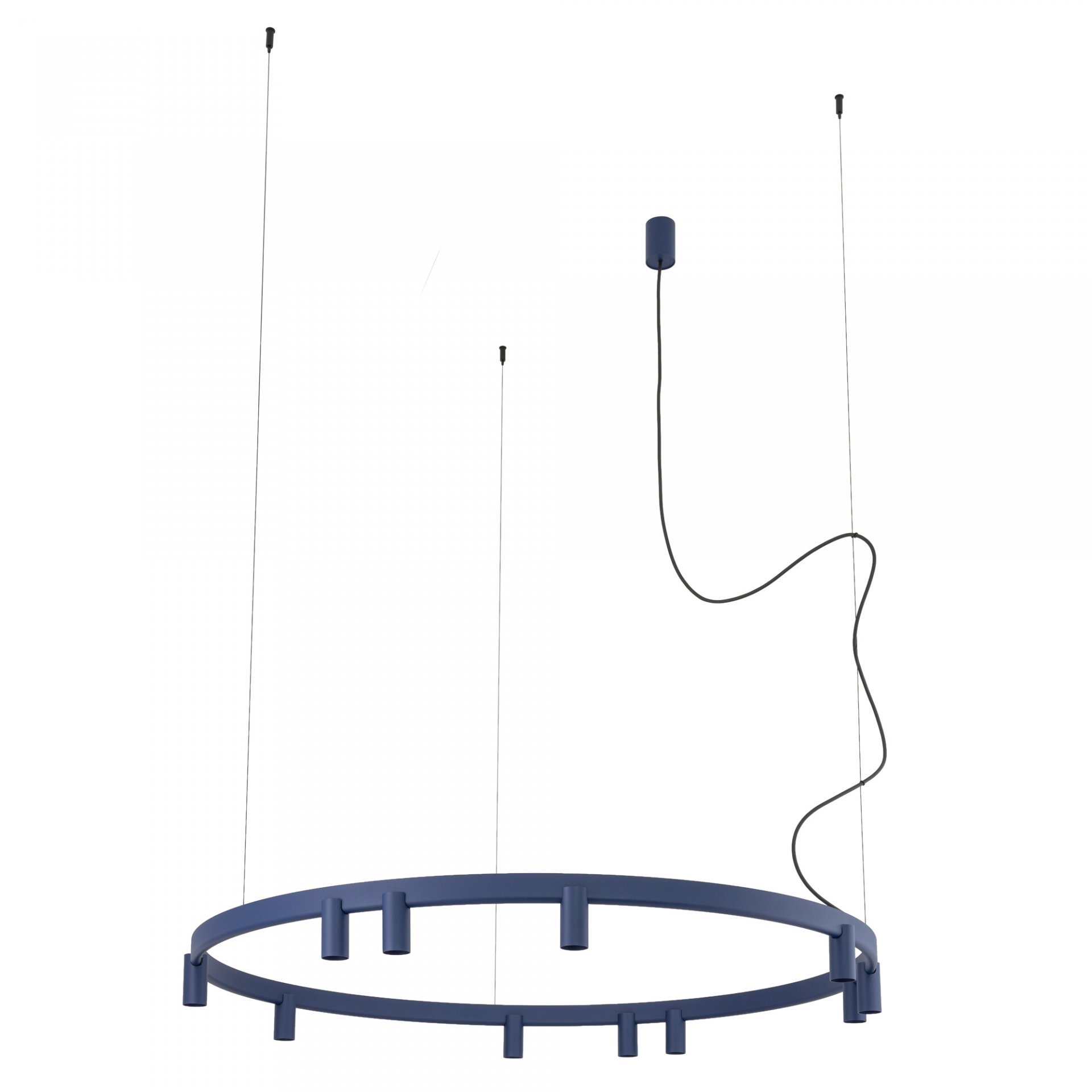 Na obrazie widoczna jest okrągła lampa wisząca w kolorze ciemnoniebieskim, zawieszona na trzech cienkich przewodach. Lampa ma prosty, nowoczesny design z kilkoma pionowymi elementami na obwodzie.