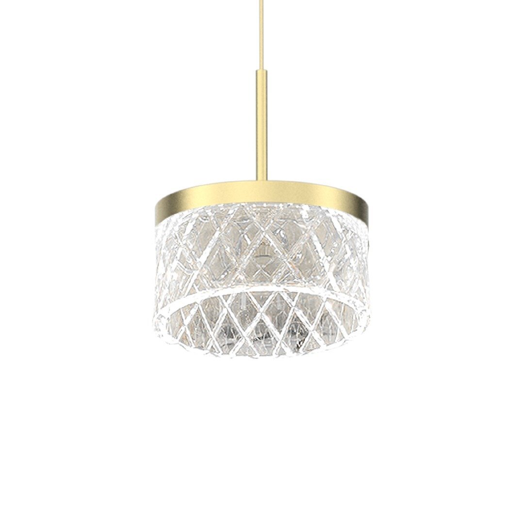 Lampa wisząca z przezroczystym, kryształowym kloszem o złotej oprawie. Klosz ma wzór w romby, a całość zawieszona jest na prostym, złotym przewodzie.