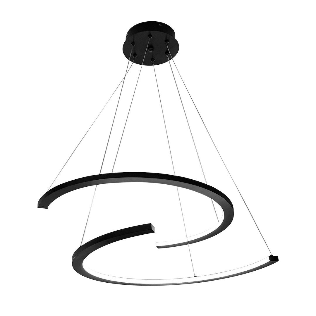 Lampa wisząca LED o nowoczesnym designie, składająca się z dwóch zakrzywionych elementów w kolorze czarnym, zawieszonych na cienkich linkach. Elementy tworzą spiralny kształt, a całość jest przymocowana do okrągłej podstawy sufitowej.