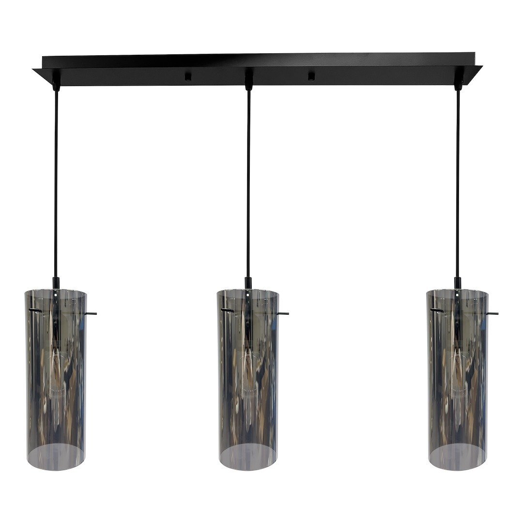 Na obrazie widoczna jest lampa wisząca z trzema szklanymi kloszami w kształcie cylindrów, zawieszonymi na czarnych przewodach. Klosze mają przezroczysty, lekko przyciemniony wygląd.