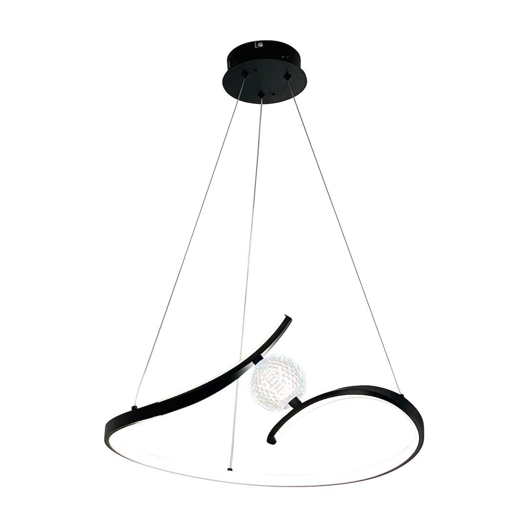 Lampa wisząca LED o nowoczesnym designie, z czarnym okrągłym elementem i dekoracyjną kulą. Zawieszona na cienkich, metalowych linkach.