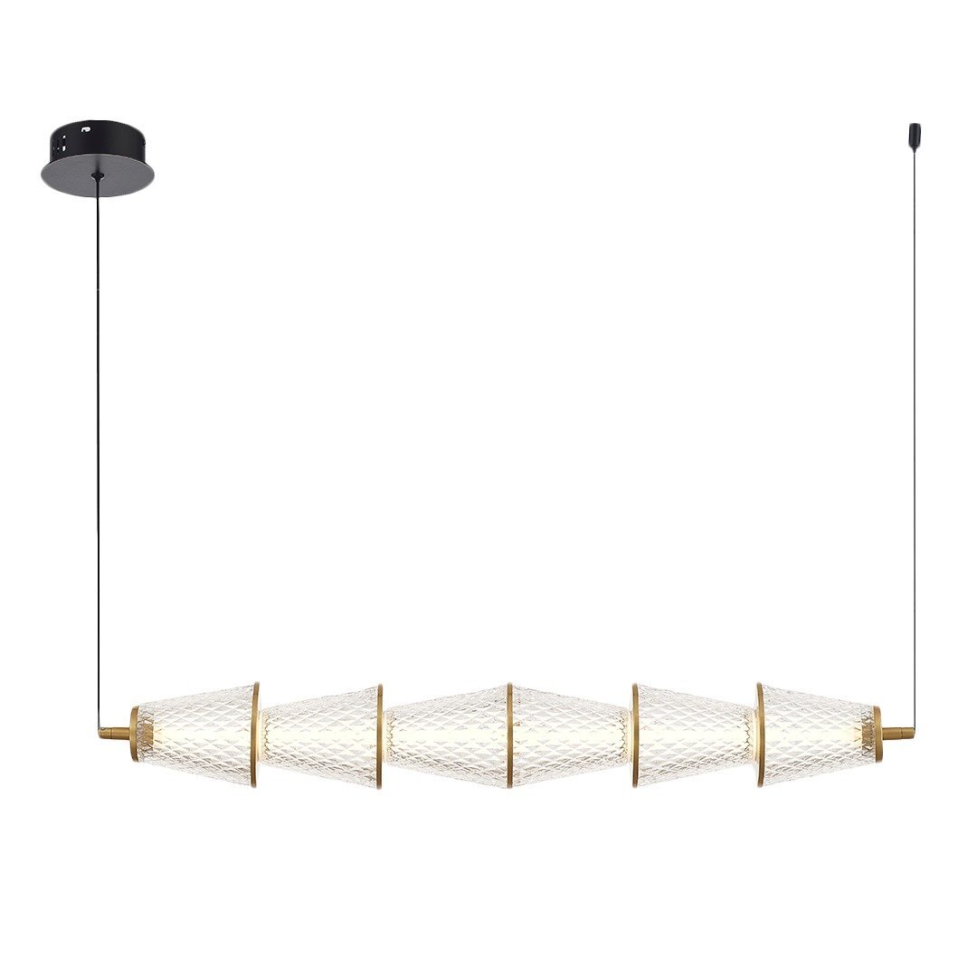 Lampa wisząca LED z pięcioma szklanymi kloszami o stożkowym kształcie, zawieszona na cienkich czarnych przewodach. Klosze mają wzór w formie diamentowej siatki i są oddzielone złotymi elementami.