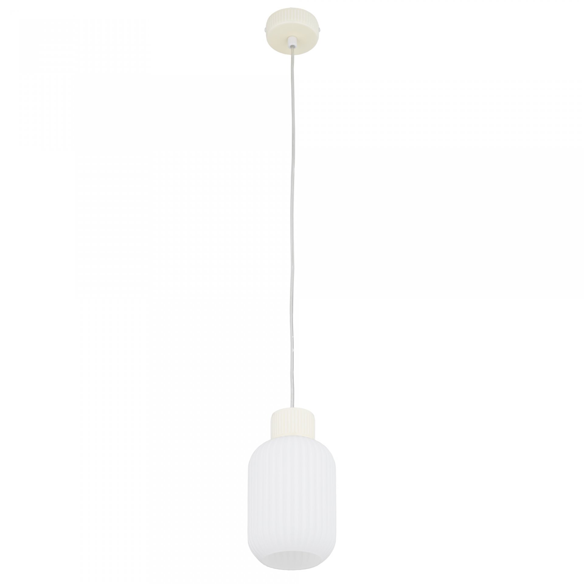 Na obrazie widoczna jest biała, wisząca lampa z żebrowanym kloszem i długim przewodem. Lampa ma prosty, nowoczesny design.