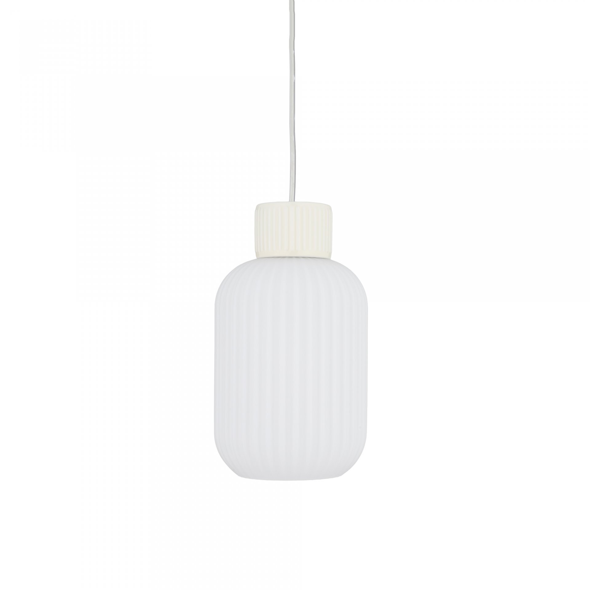 Biała, wisząca lampa o cylindrycznym kształcie z pionowymi żłobieniami na powierzchni. Lampa jest zawieszona na cienkim przewodzie.
