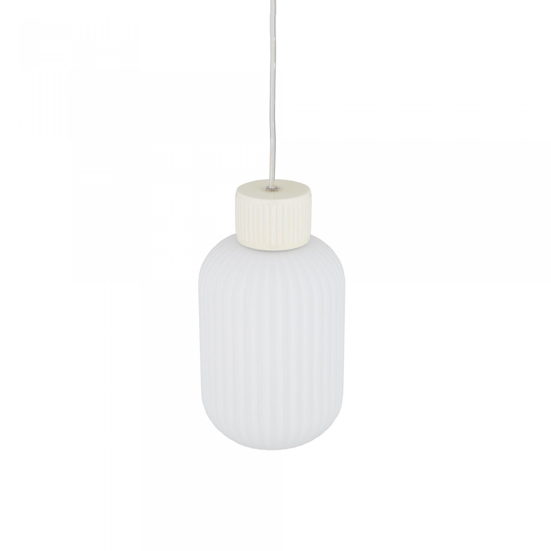 Biała, wisząca lampa o cylindrycznym kształcie z żebrowaną powierzchnią i przewodem wychodzącym z góry. Lampa ma prosty, nowoczesny design.