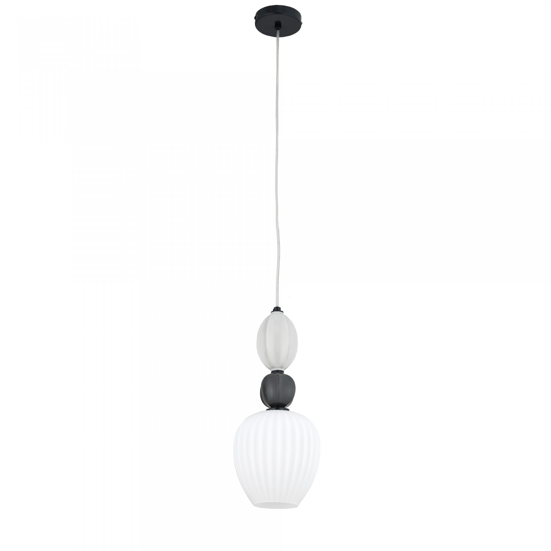 Na obrazie widoczna jest wisząca lampa z białym, żebrowanym kloszem i czarnymi elementami dekoracyjnymi. Lampa jest zawieszona na cienkim przewodzie z czarną podsufitką.