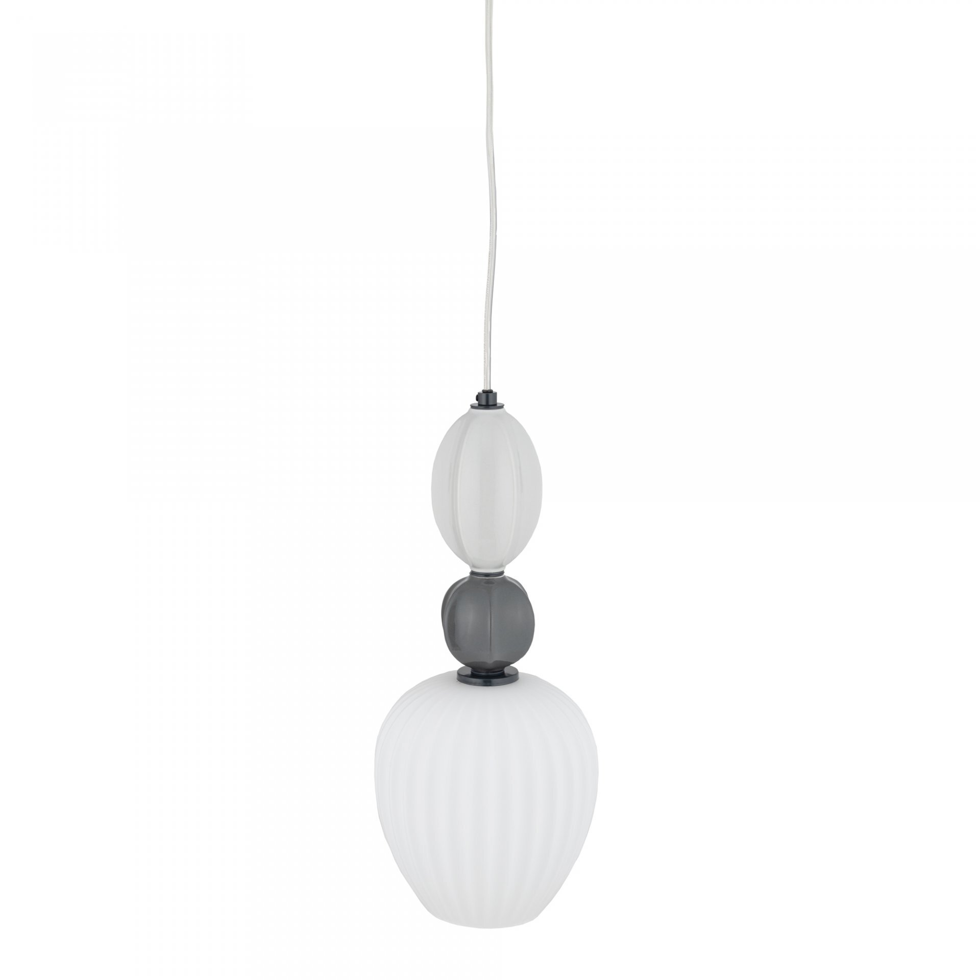 Lampa wisząca z trzema kulistymi elementami w kolorach białym i szarym, zawieszona na cienkim przewodzie. Dolna część lampy ma żłobioną powierzchnię.