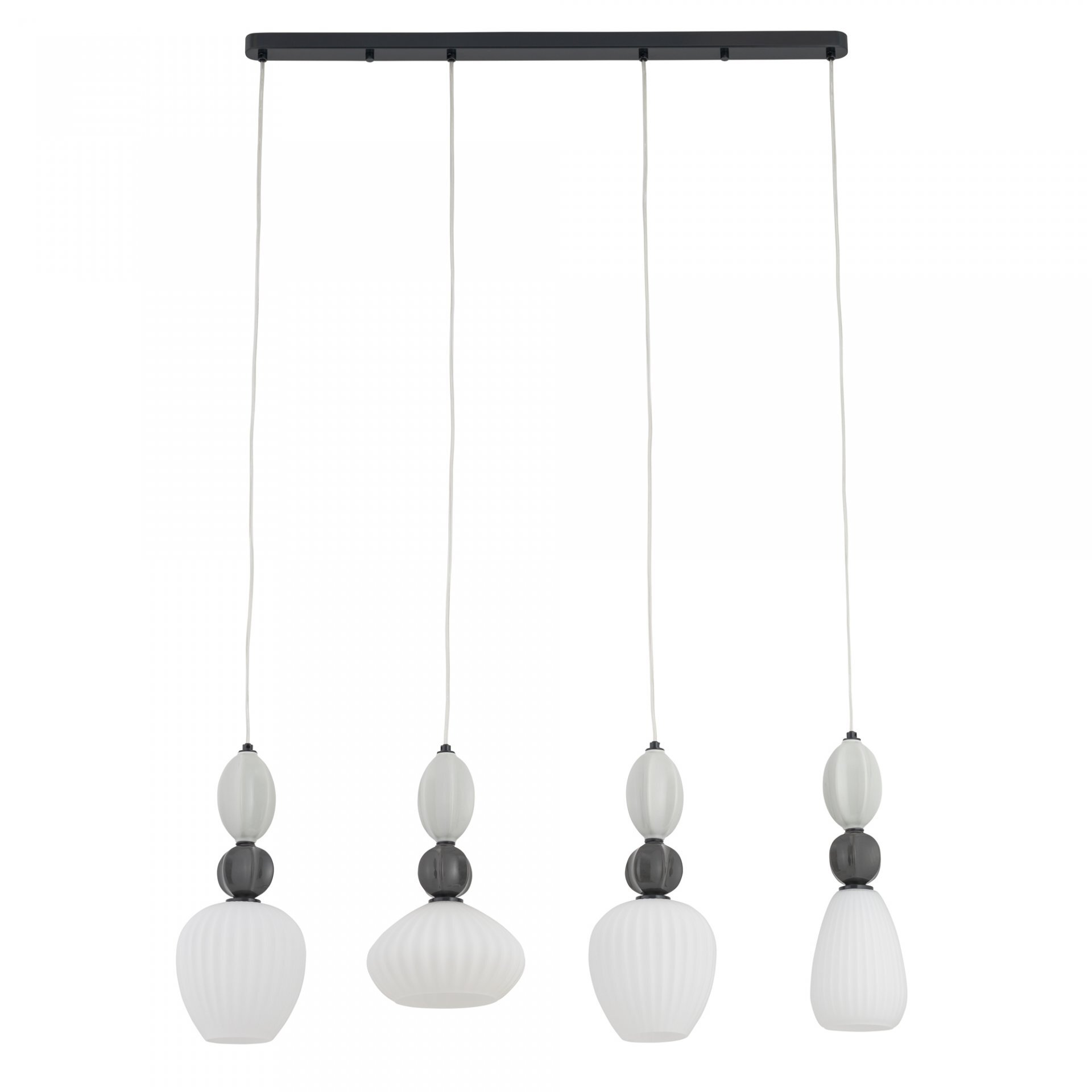 Na obrazie widoczna jest lampa wisząca z czterema białymi kloszami o różnorodnych kształtach, zawieszonymi na cienkich przewodach. Klosze są ozdobione ciemnymi elementami dekoracyjnymi.
