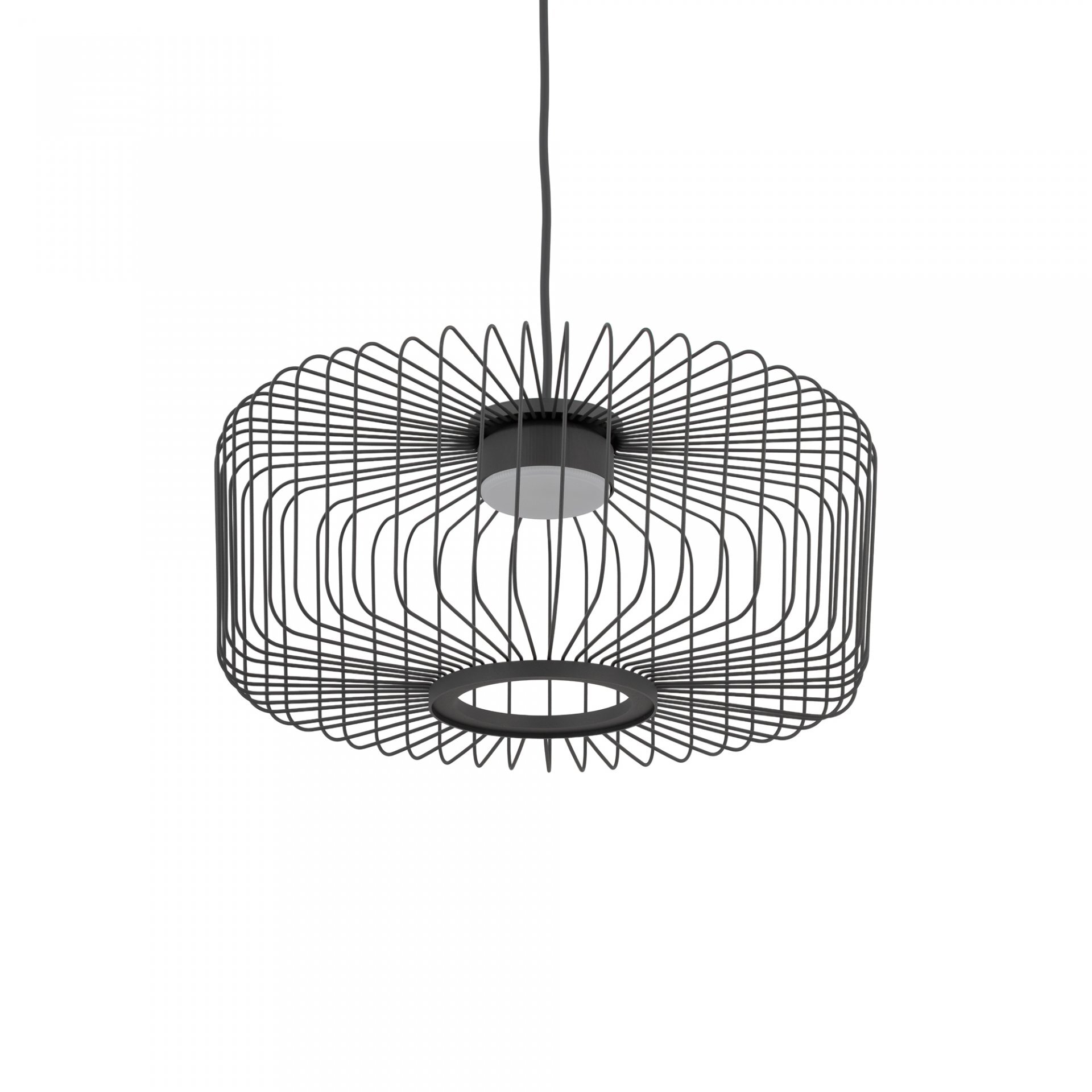 Lampa wisząca o nowoczesnym designie z czarnym, metalowym kloszem w formie siatki. Klosz ma cylindryczny kształt z otwartym dołem i górą, zawieszony na cienkim przewodzie.