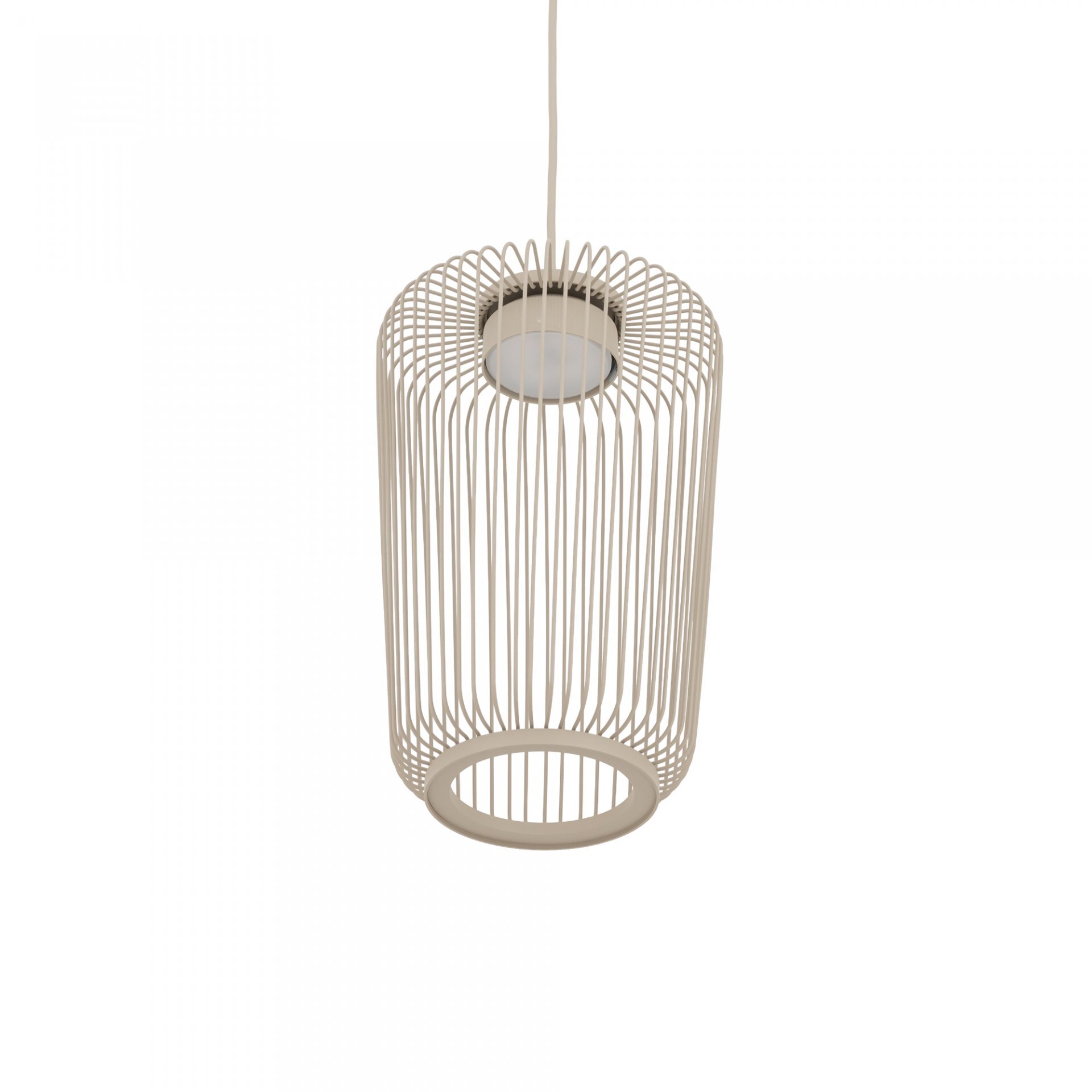 Lampa wisząca o cylindrycznym kształcie z metalowym kloszem złożonym z pionowych prętów. Kolor lampy jest jasny, a przewód jest widoczny u góry.