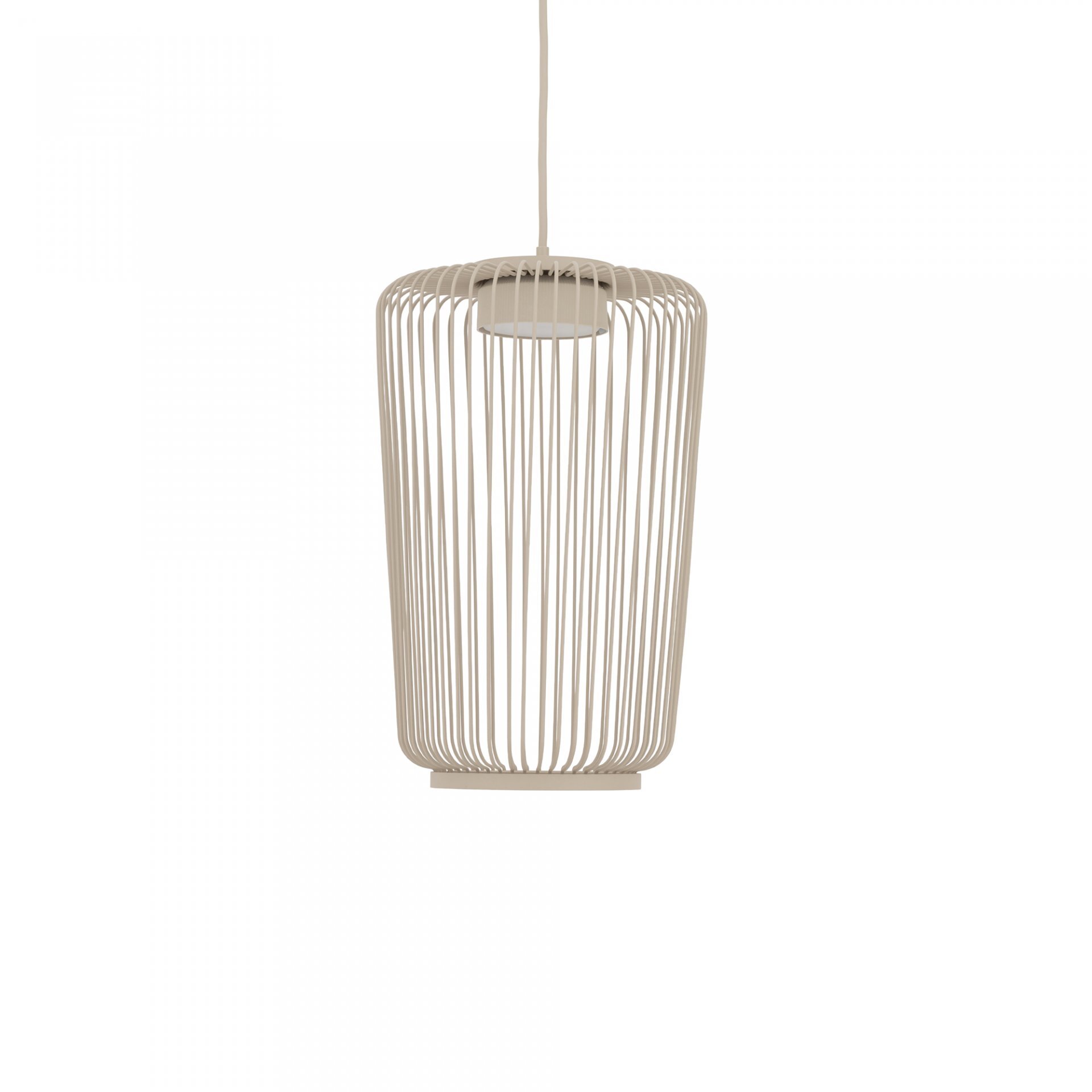 Lampa wisząca o nowoczesnym designie z metalowym kloszem w kształcie klatki, zawieszona na przewodzie. Klosz jest w kolorze jasnym, z cienkimi, równoległymi prętami.