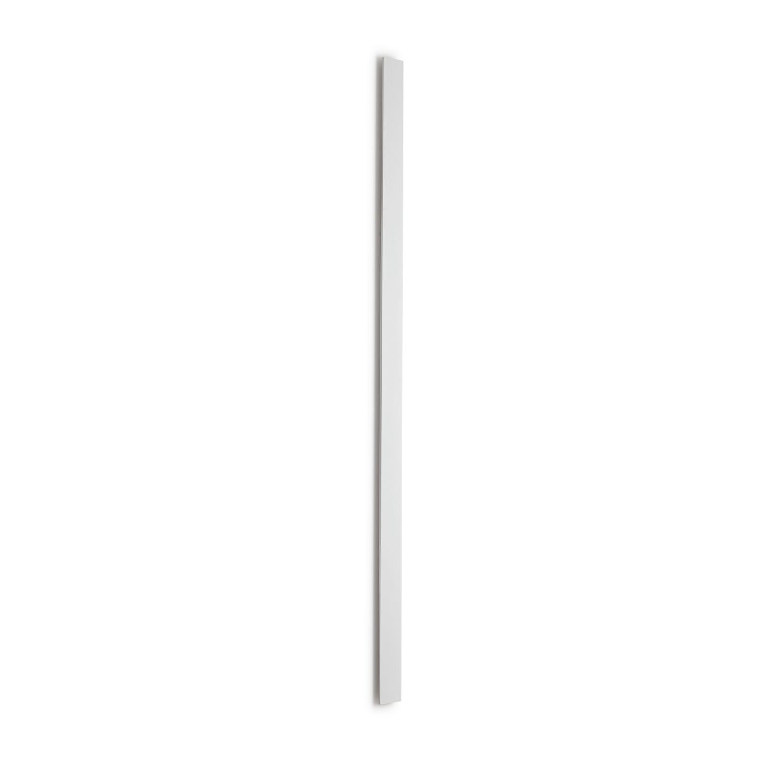 Na obrazie widoczna jest długa, biała, cylindryczna lampa wisząca z cienkim przewodem u góry. Lampa ma nowoczesny, minimalistyczny design.