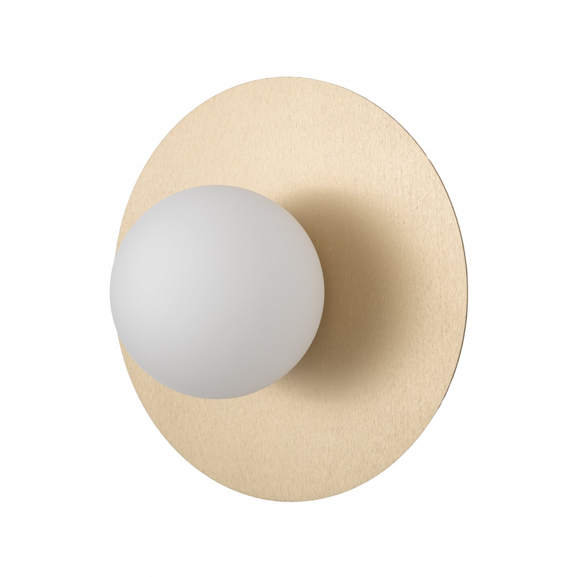 Na obrazie widoczna jest lampa ścienna z okrągłą, matową białą kulą na tle złotej, okrągłej podstawy.