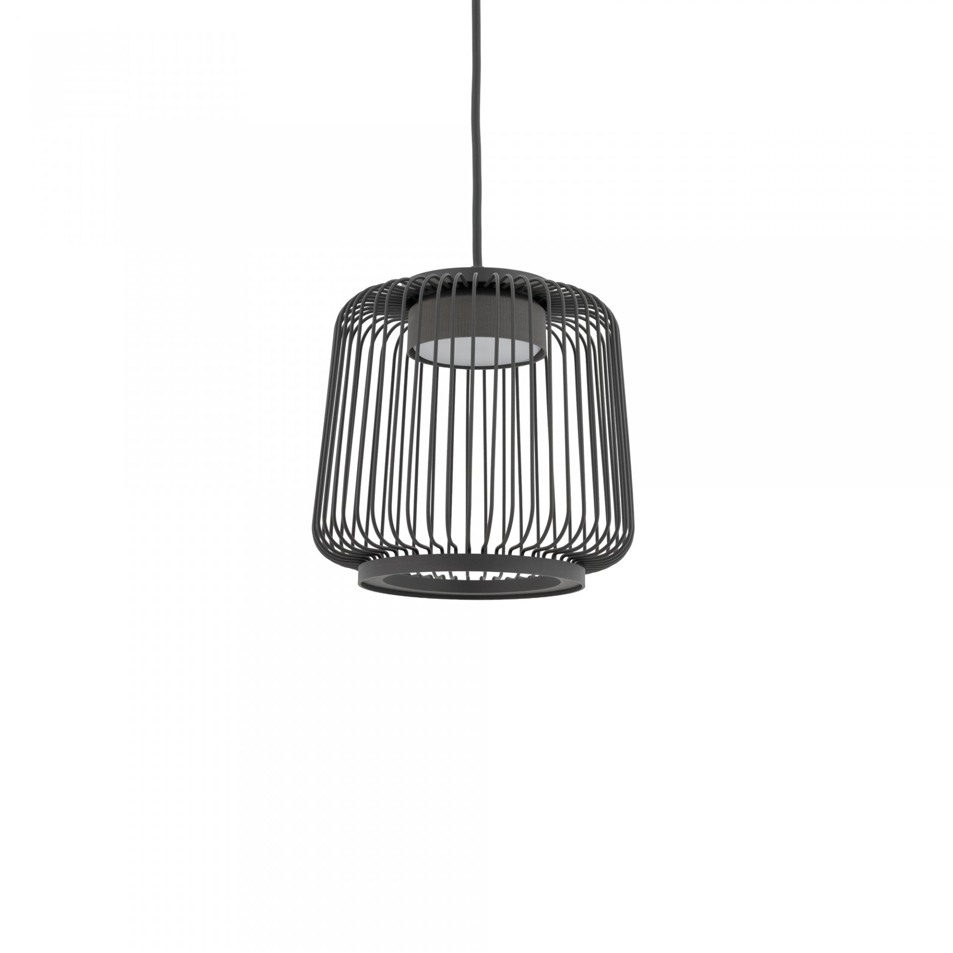 Czarna lampa wisząca o nowoczesnym designie z metalowym kloszem w formie klatki. Lampa zawieszona jest na cienkim przewodzie.