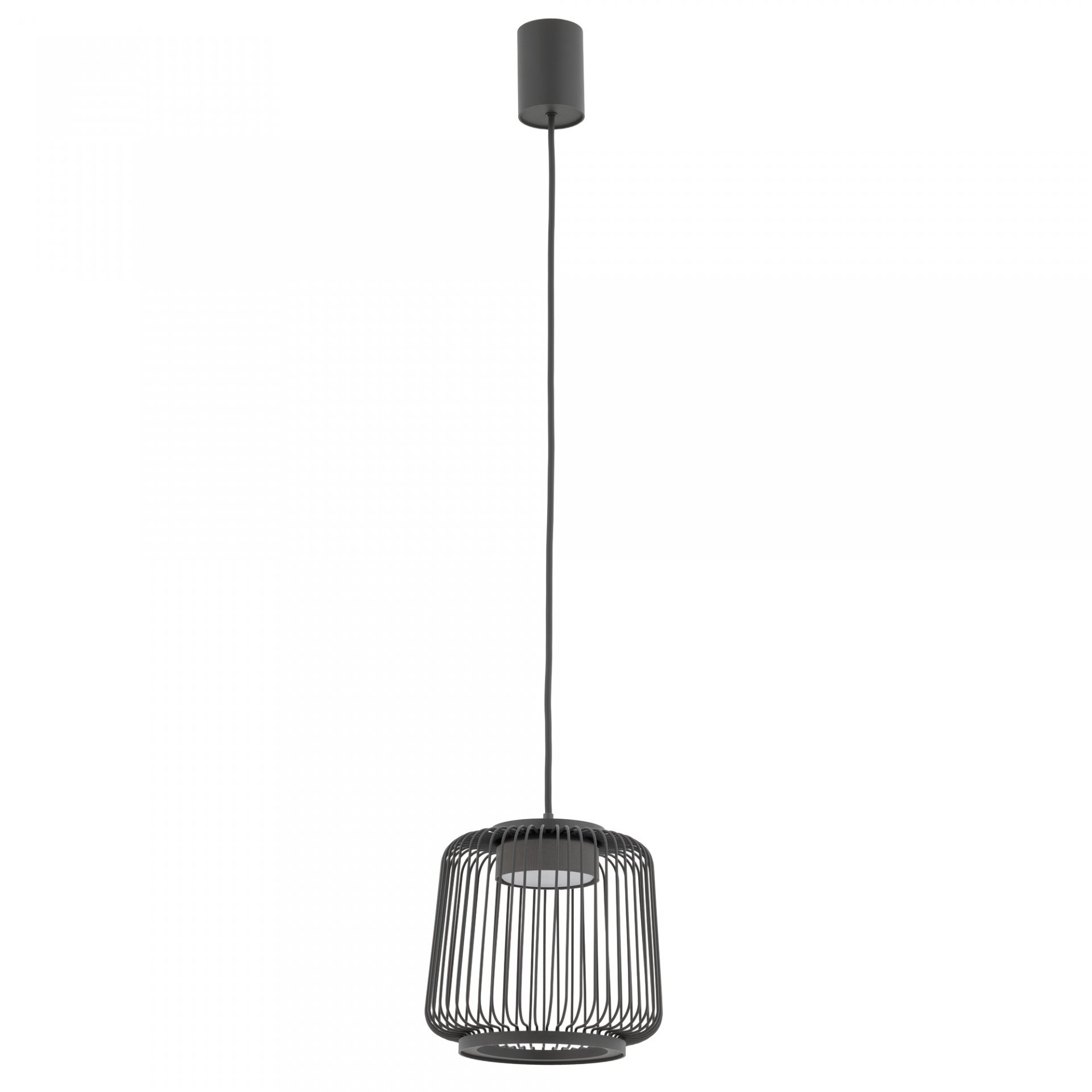 Czarna lampa wisząca z metalowym kloszem o ażurowej konstrukcji, zawieszona na długim przewodzie.