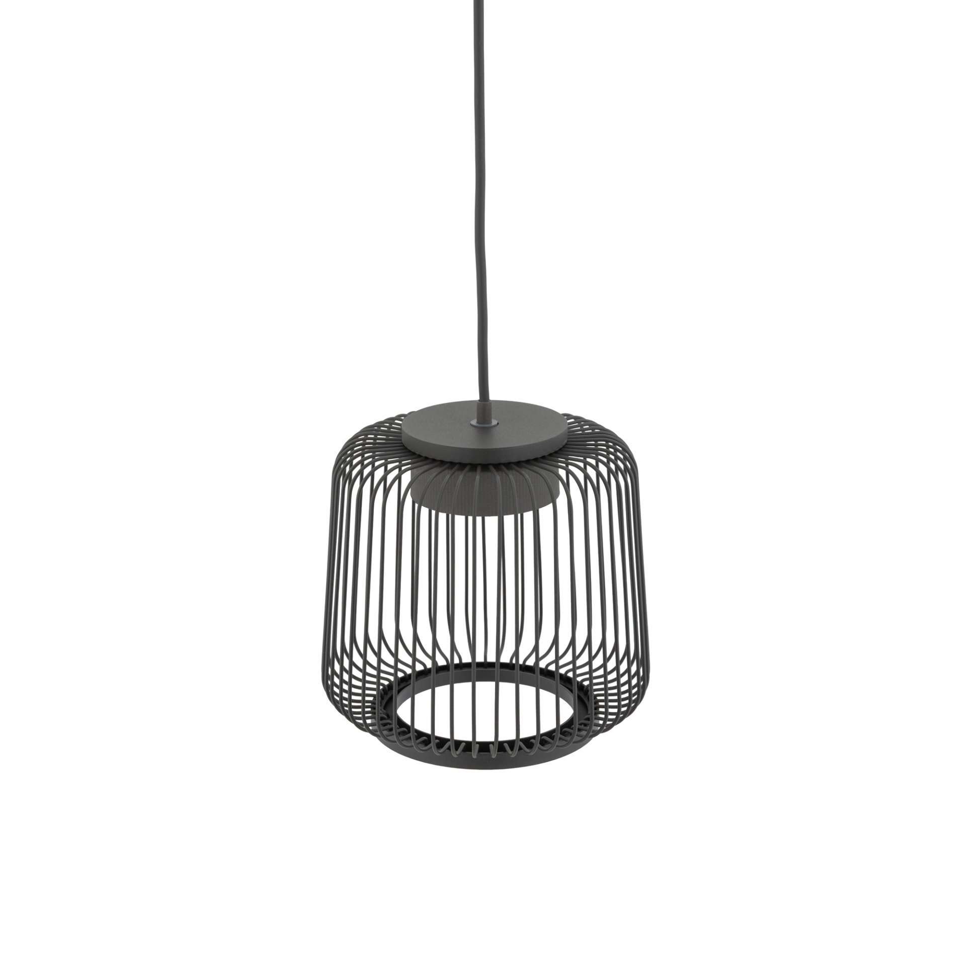 Czarna, metalowa lampa wisząca o ażurowej konstrukcji z okrągłym kloszem. Lampa zawieszona jest na cienkim przewodzie.