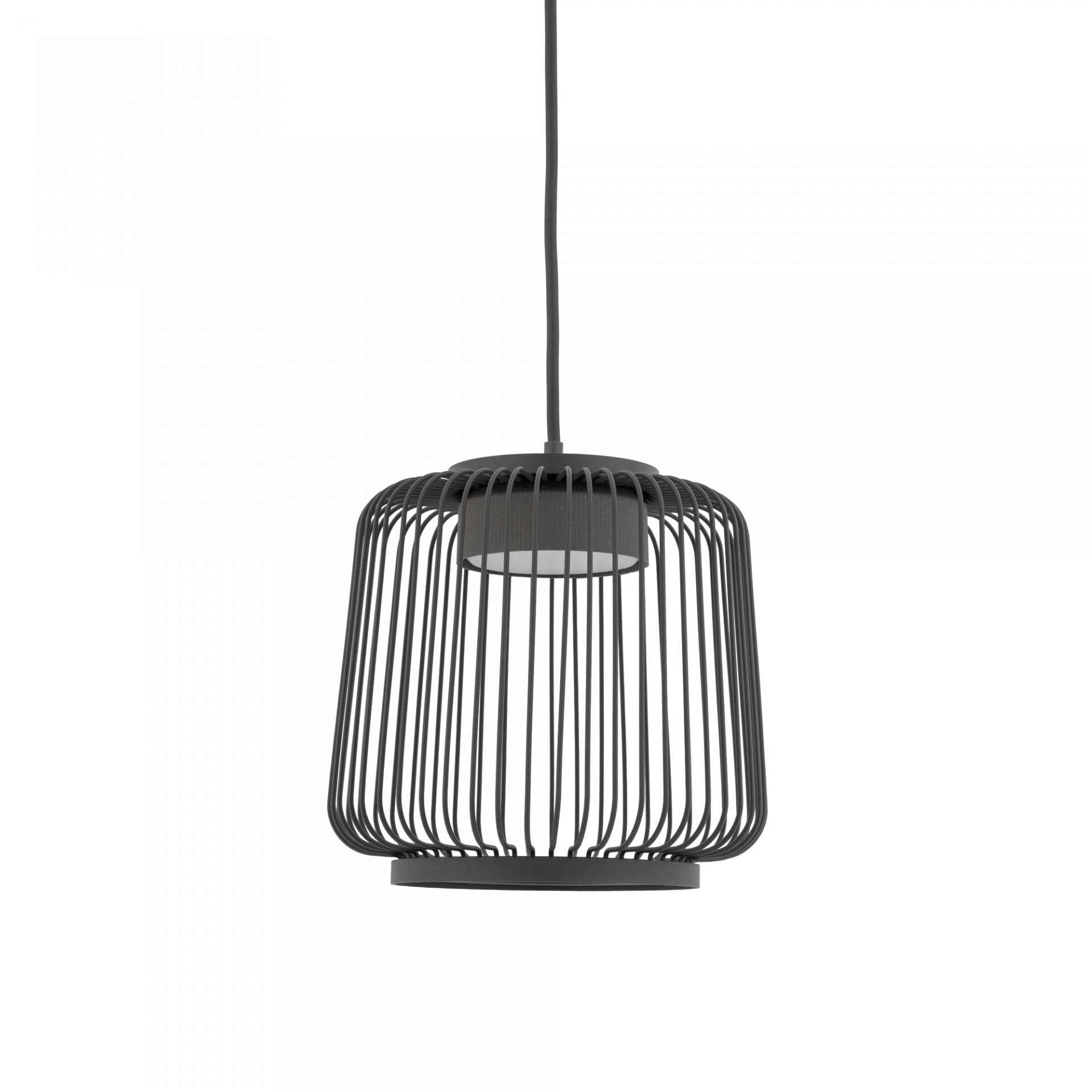 Czarna lampa wisząca o nowoczesnym designie z metalowym kloszem w formie klatki. Lampa zawieszona jest na cienkim przewodzie.