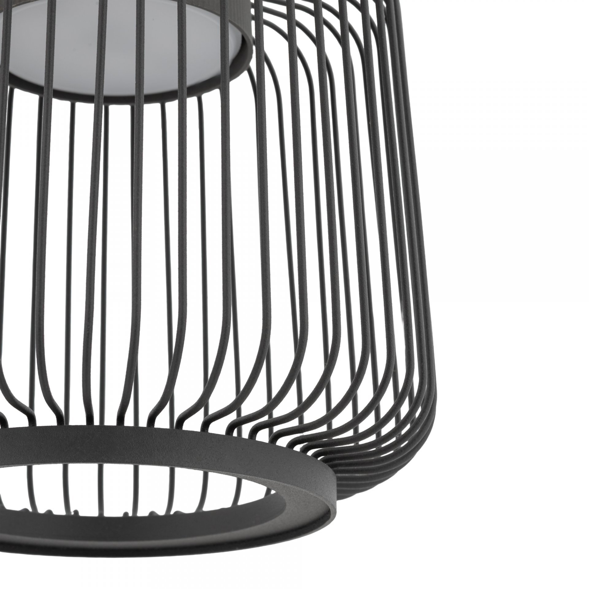 Obraz przedstawia fragment lampy wiszącej z metalowym kloszem w formie pionowych prętów. Wewnątrz klosza widoczny jest biały element, prawdopodobnie osłona żarówki.