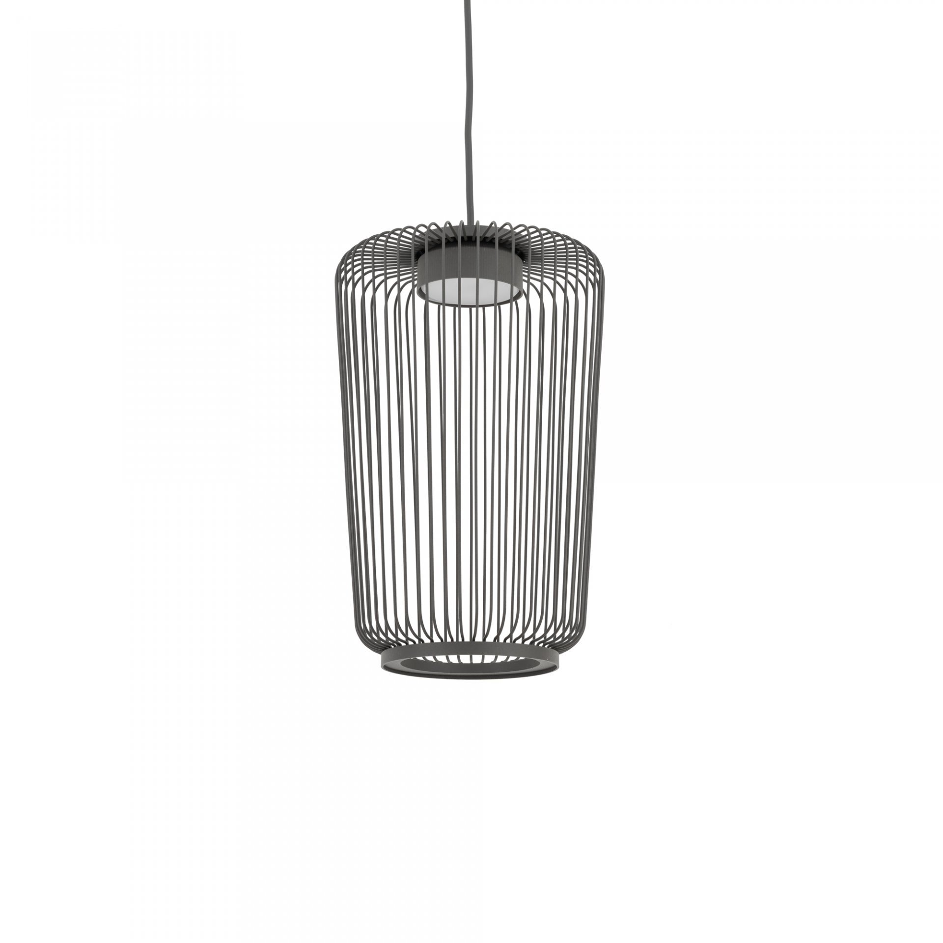 Lampa wisząca o cylindrycznym kształcie z metalowymi prętami tworzącymi ażurową konstrukcję. W centralnej części znajduje się miejsce na żarówkę.