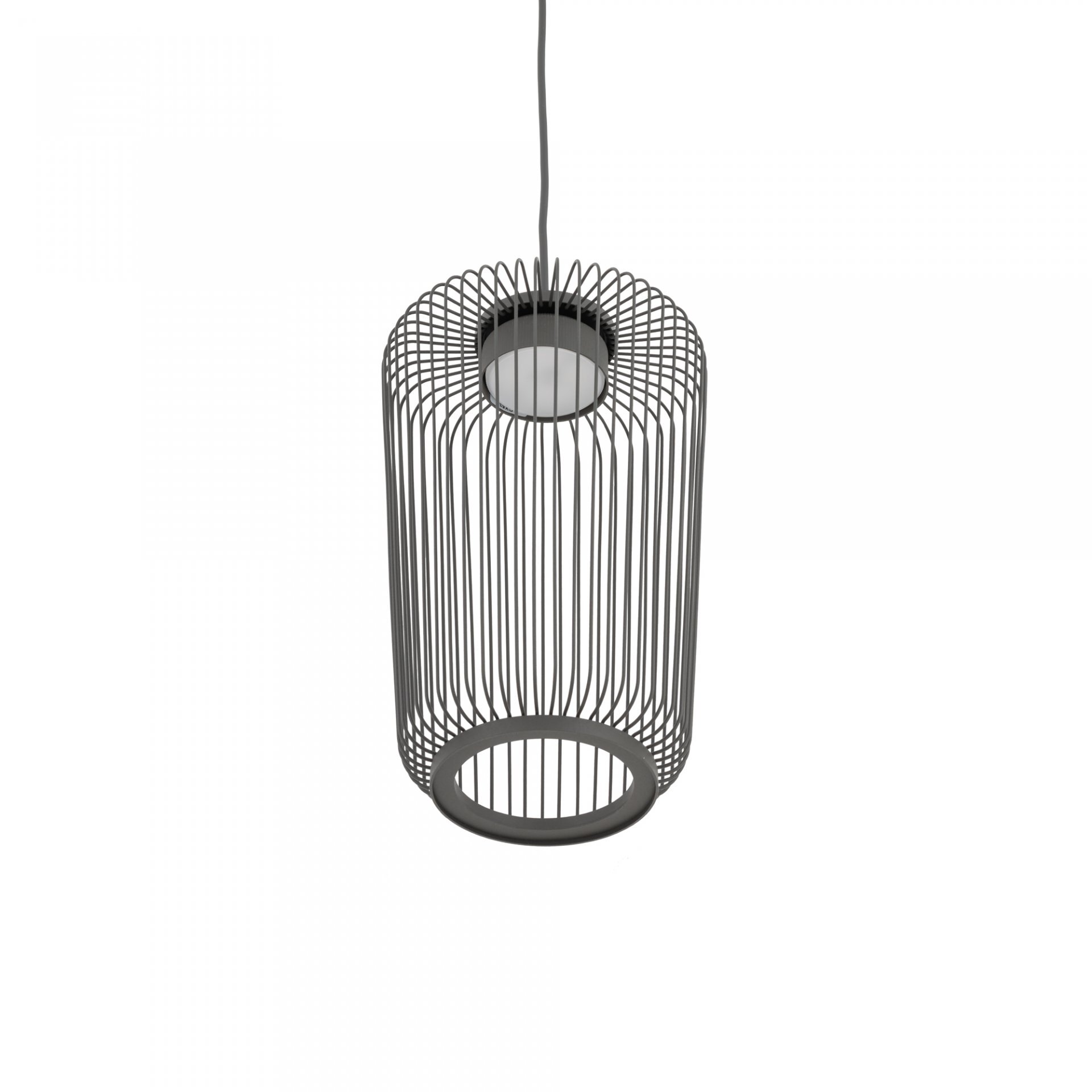 Lampa wisząca o cylindrycznym kształcie z metalowym kloszem złożonym z pionowych prętów. Wewnątrz znajduje się źródło światła osłonięte prostym, okrągłym elementem.