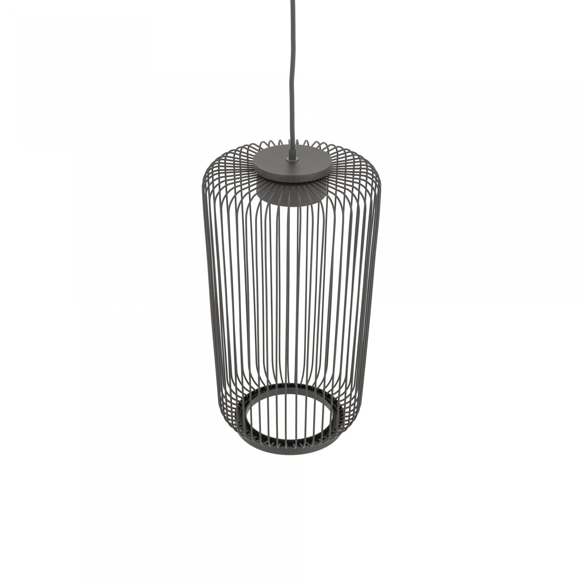Lampa wisząca o cylindrycznym kształcie z metalowymi prętami tworzącymi ażurową konstrukcję. Lampa jest zawieszona na cienkim przewodzie.