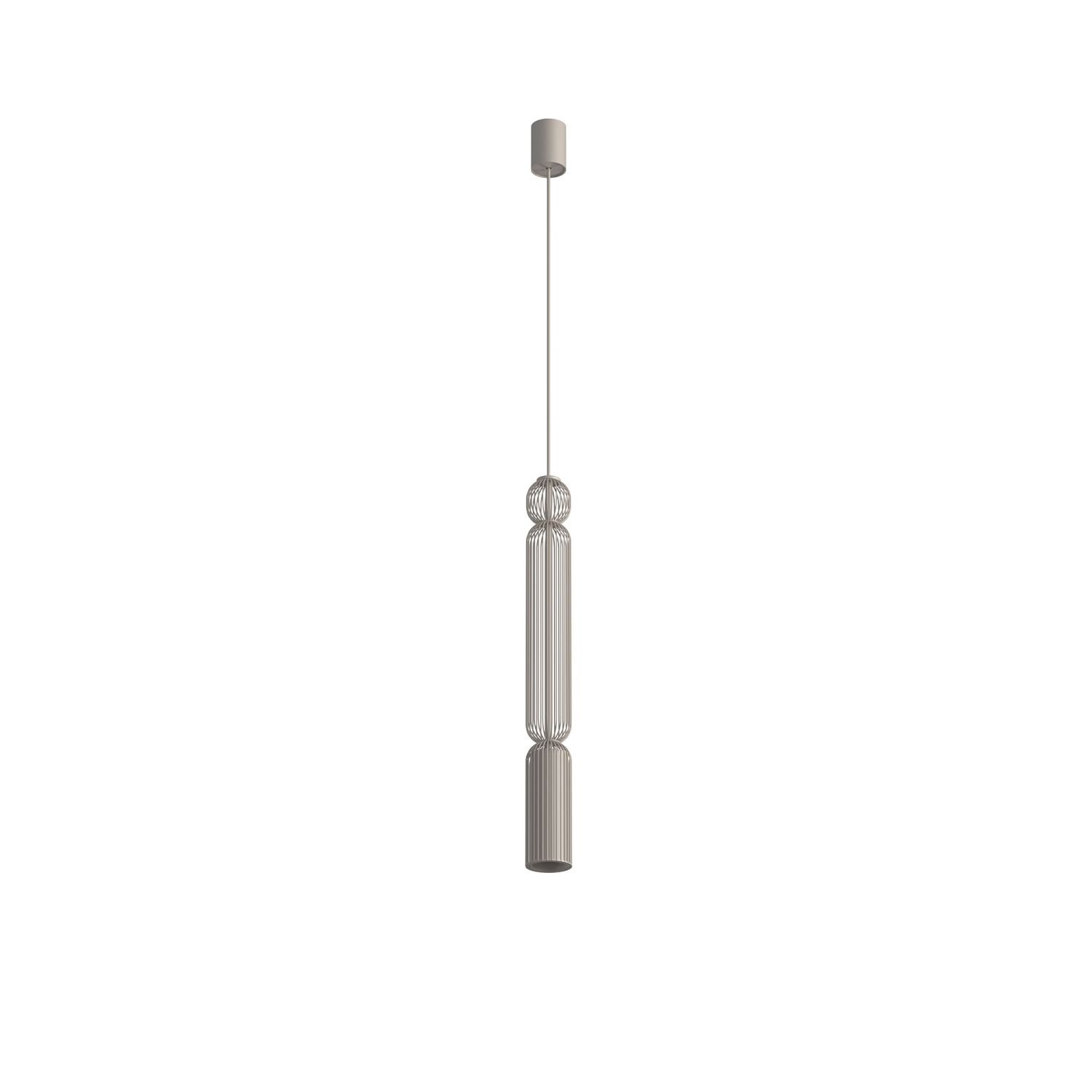 Lampa wisząca o nowoczesnym designie z długim, cylindrycznym kloszem w kolorze szarym. Klosz ma żebrowaną strukturę i jest zawieszony na cienkim przewodzie.