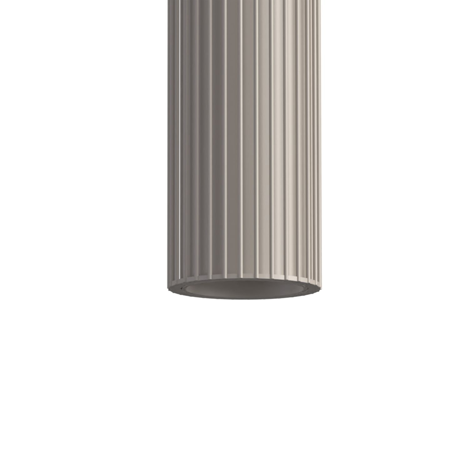 Cylindryczna lampa wisząca o żebrowanej powierzchni w kolorze szarym.