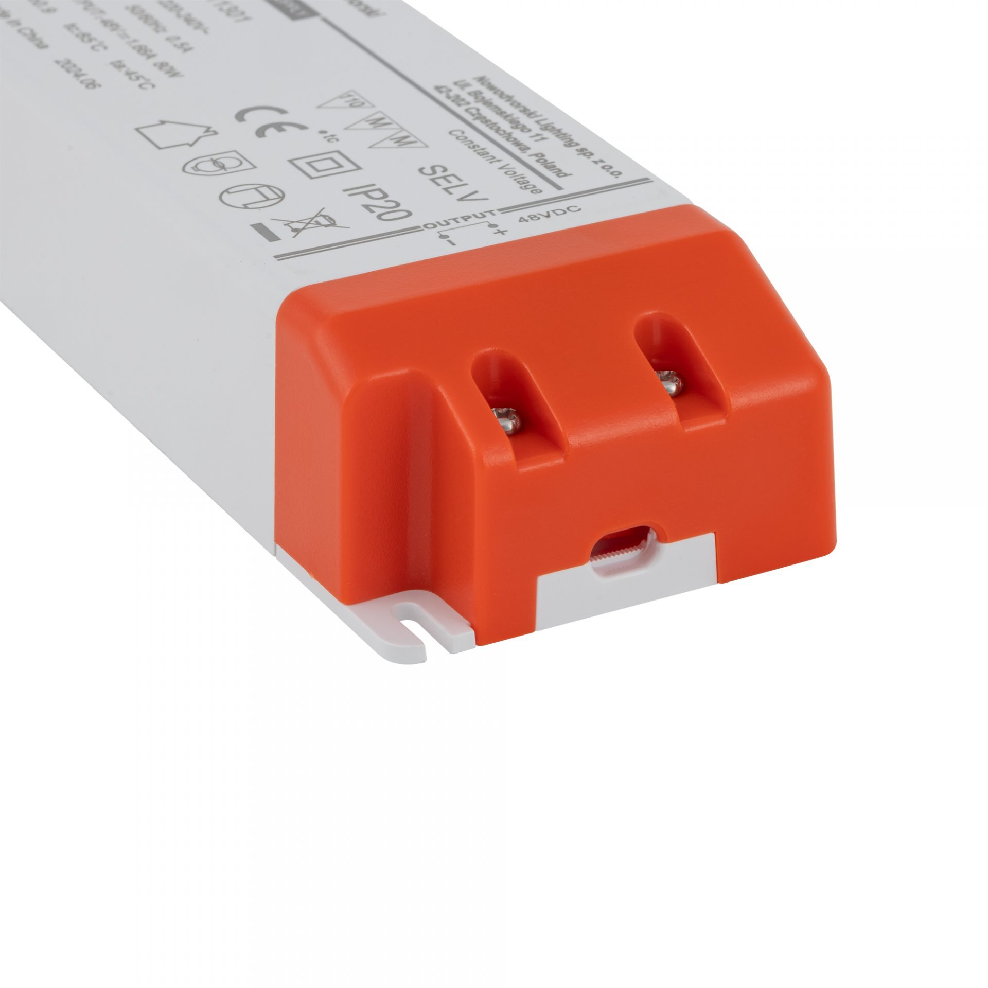 Zasilacz zewnętrzny o białej obudowie z pomarańczowym zakończeniem, posiada oznaczenia techniczne i symbole, takie jak CE, IP20, SELV oraz OUTPUT: 48VDC.