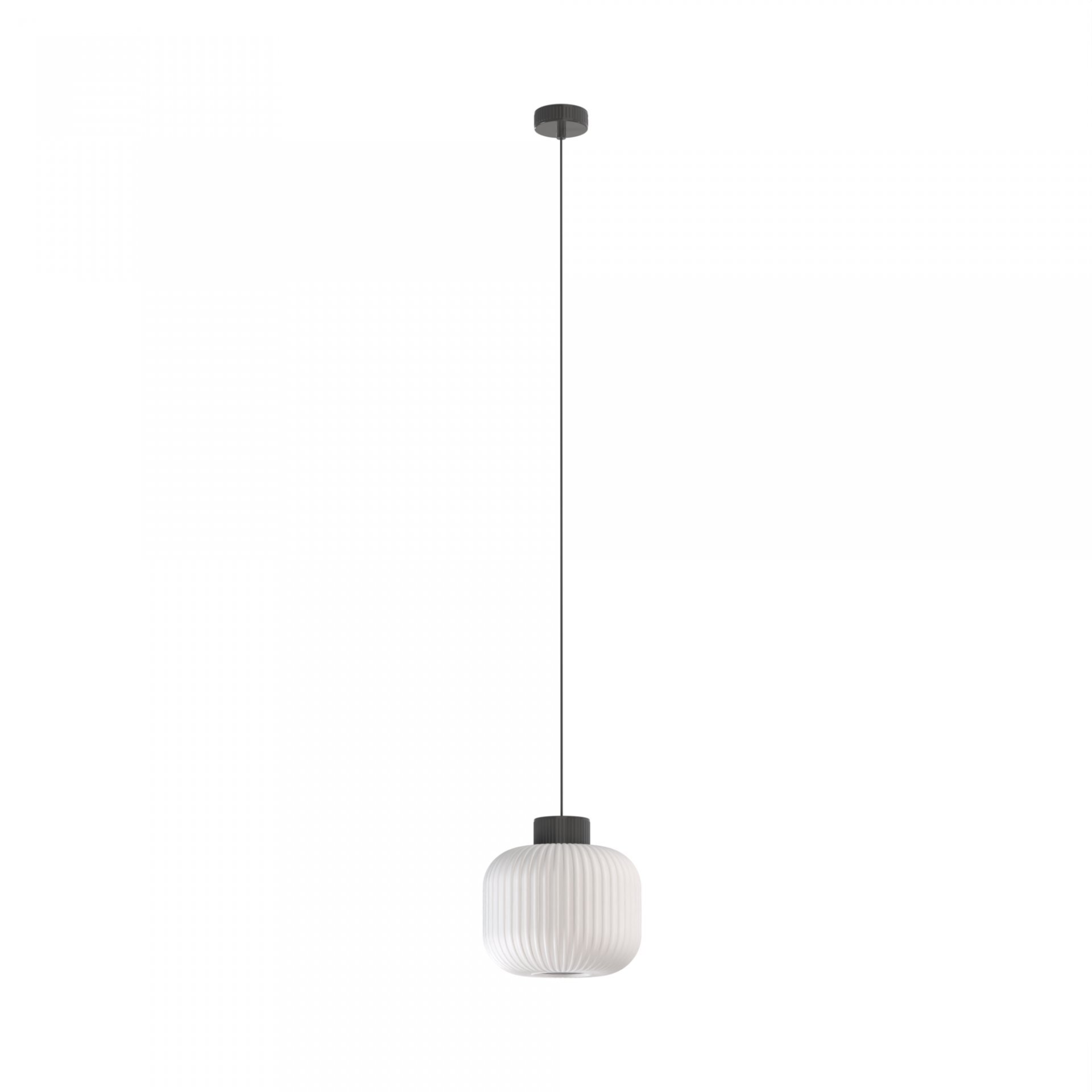 Na obrazie widoczna jest wisząca lampa z białym, żebrowanym kloszem i czarnym mocowaniem sufitowym. Lampa jest zawieszona na cienkim, czarnym przewodzie.