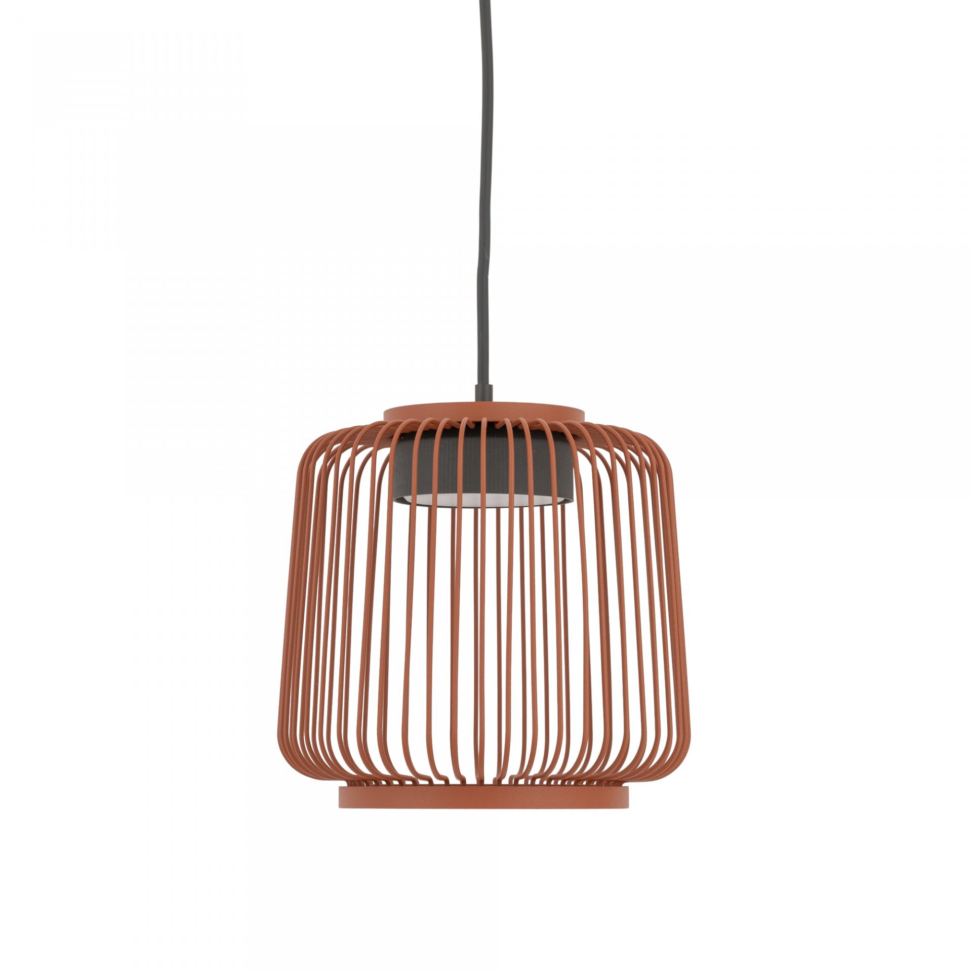 Lampa wisząca z metalowym kloszem w kształcie klatki, w kolorze miedzianym, zawieszona na czarnym przewodzie.