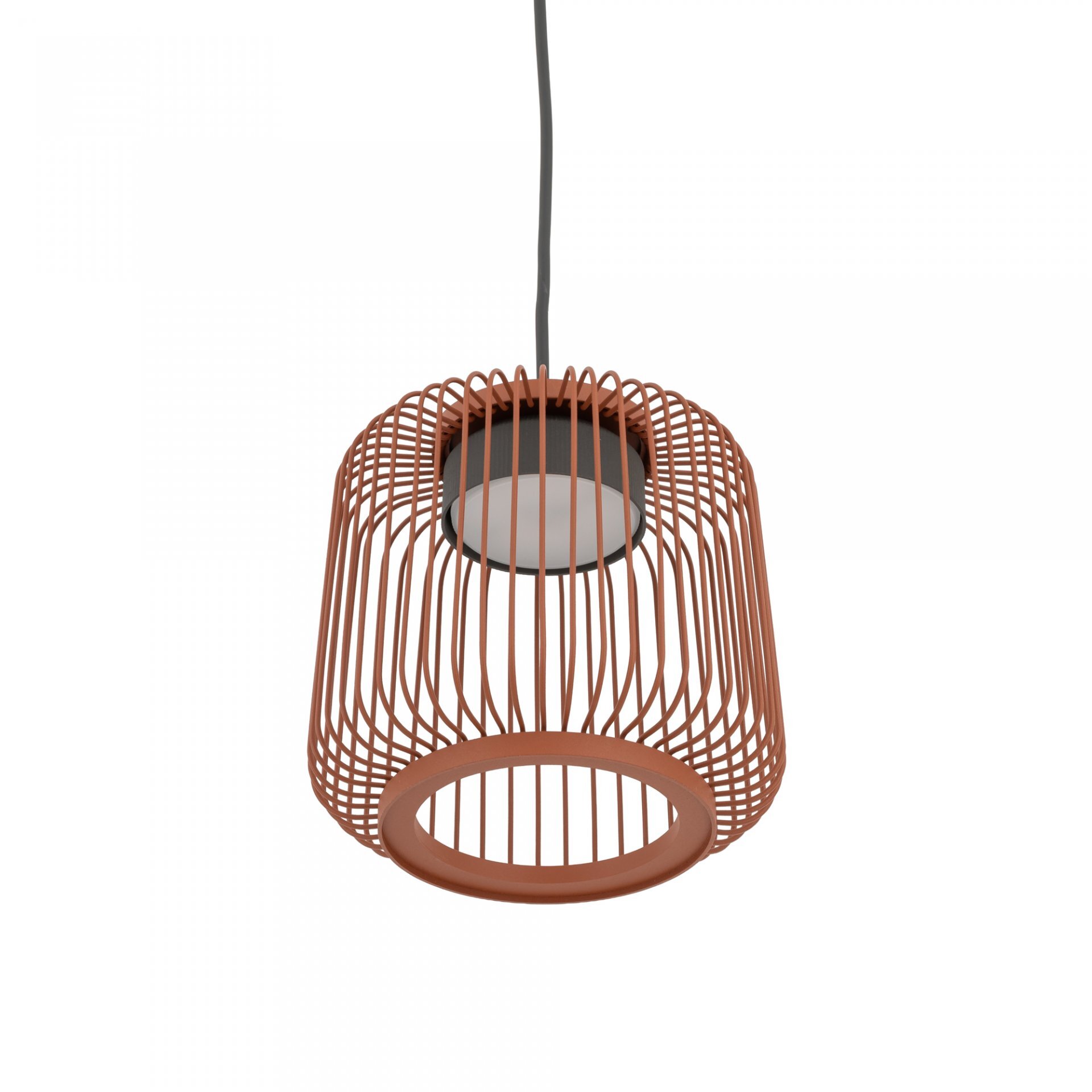 Lampa wisząca z metalowym kloszem w kształcie klatki, w kolorze miedzianym. Wewnątrz znajduje się okrągłe źródło światła.