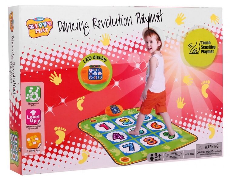 Opakowanie produktu \'Dancing Revolution Playmat\' z widocznym dzieckiem stojącym na kolorowej macie z cyframi. Na opakowaniu znajdują się napisy: \'Zippy Mat\', \'LED display\', \'Touch Sensitive Playmat\', oraz ostrzeżenie o ryzyku zadławienia.