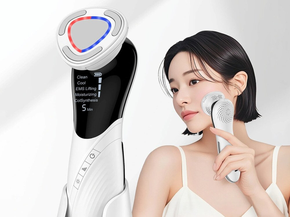 Na obrazie widoczny jest biały masażer do twarzy z wyświetlaczem pokazującym opcje: Clean, Cool, EMS Lifting, Moisturizing, CoSynthesis, 5 Min. Obok znajduje się osoba używająca podobnego urządzenia na twarzy.