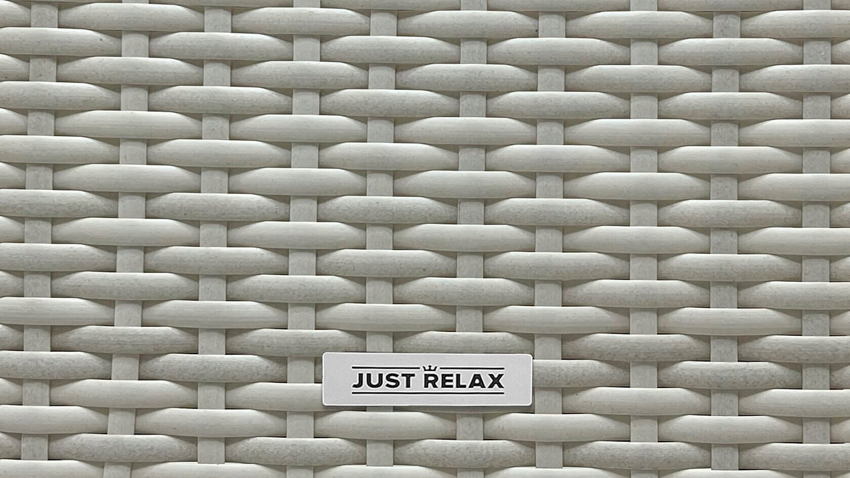 Obraz przedstawia biały, pleciony wzór rattanowy z etykietą zawierającą tekst \'JUST RELAX\'.