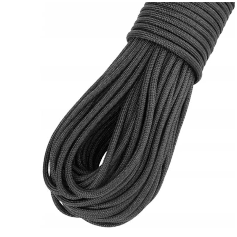 Czarna linka paracord zwinięta w pętlę, o gładkiej i wytrzymałej strukturze.