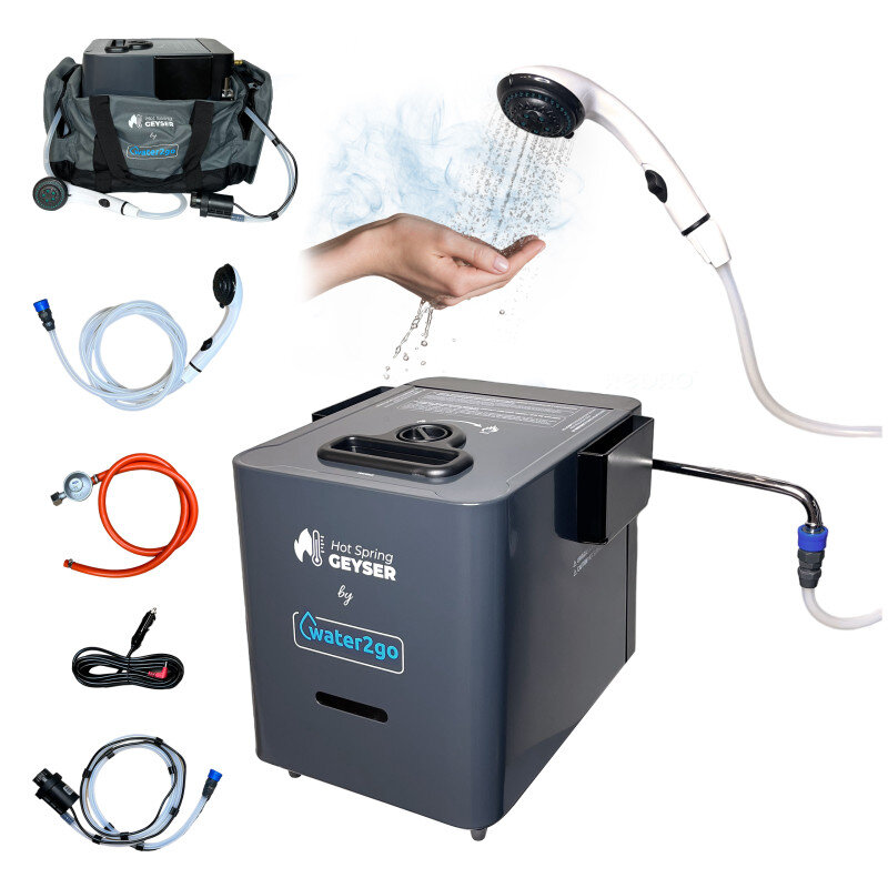 Na obrazie znajduje się przenośny podgrzewacz wody z logo \'Hot Spring Geyser by Water2go\'. Wokół urządzenia widoczne są różne akcesoria, w tym wąż, prysznic ręczny i przewody.