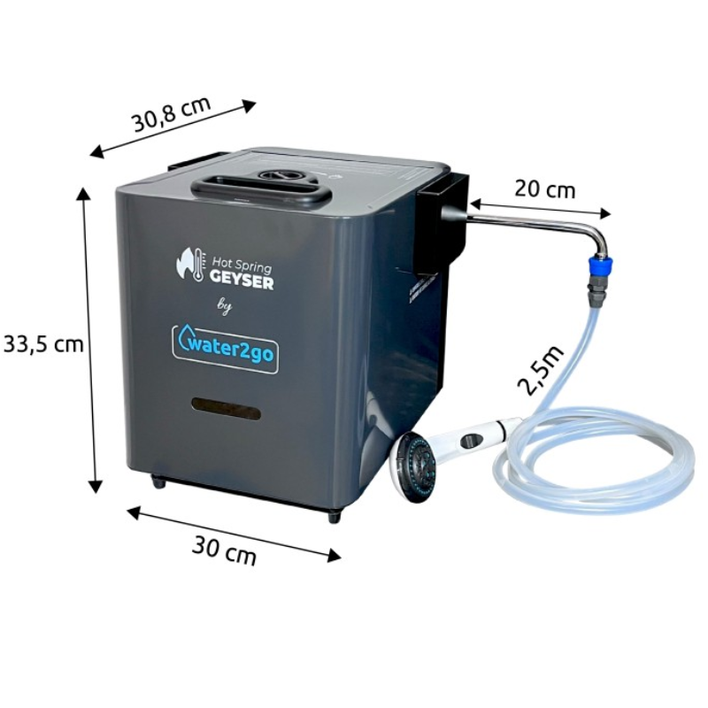 Na obrazie widoczny jest przenośny podgrzewacz wody z napisem \'Hot Spring GEYSER by water2go\'. Obok urządzenia znajduje się wąż o długości 2,5 m z prysznicem, a wymiary urządzenia to 30,8 cm x 33,5 cm x 30 cm.