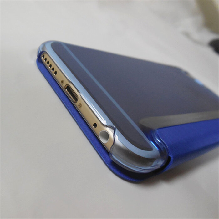 Na zdjęciu widać telefon w niebieskim etui, z widocznymi portami i przyciskiem na dolnej krawędzi. Etui jest otwarte, ukazując część obudowy telefonu.