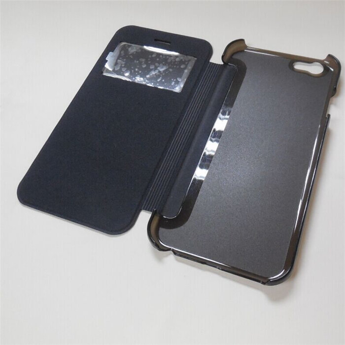 Czarne zamykane etui na telefon z przezroczystym okienkiem na wewnętrznej stronie klapki. Etui jest otwarte, ukazując miejsce na telefon i dodatkową kieszonkę.