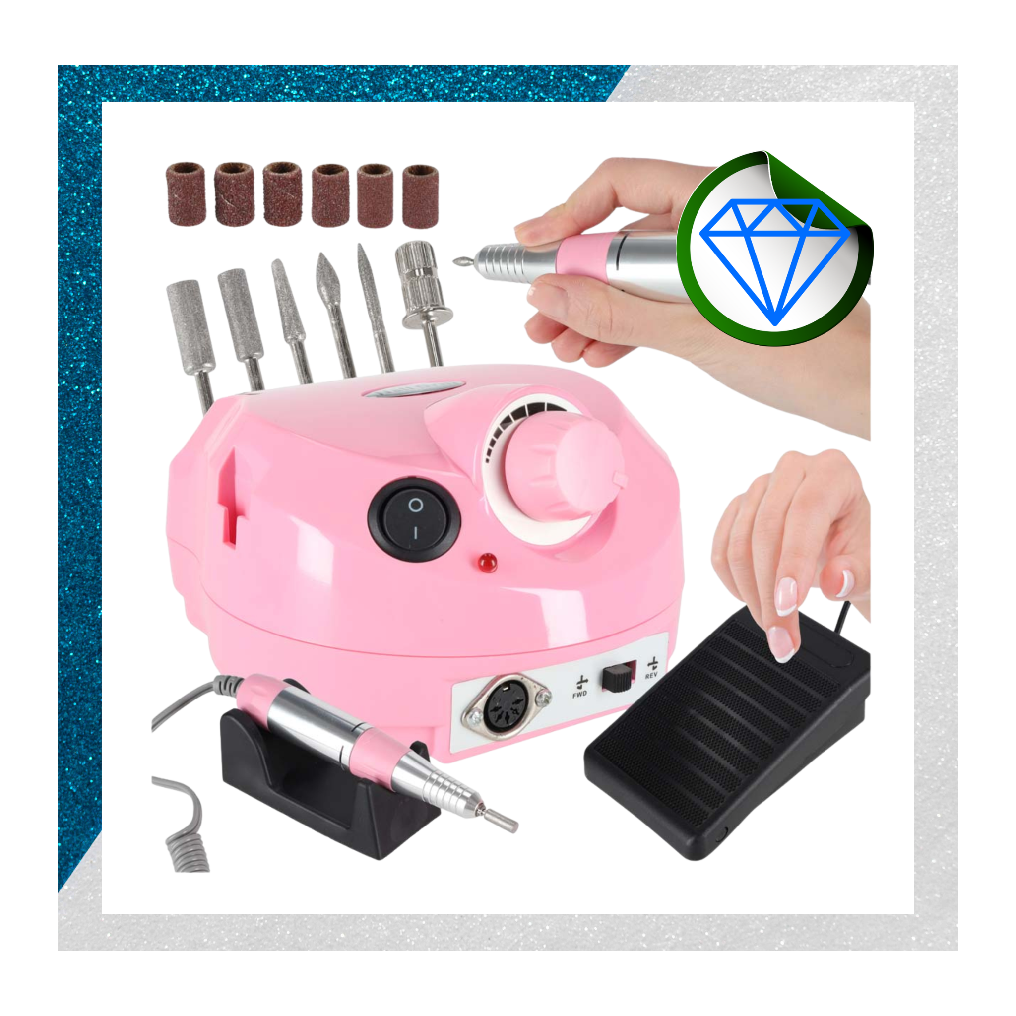 Na obrazie widoczna jest różowa frezarka do manicure z zestawem frezów i pedałem nożnym. Obok znajduje się ręka trzymająca uchwyt frezarki, a w rogu widnieje symbol diamentu na zielonym tle.