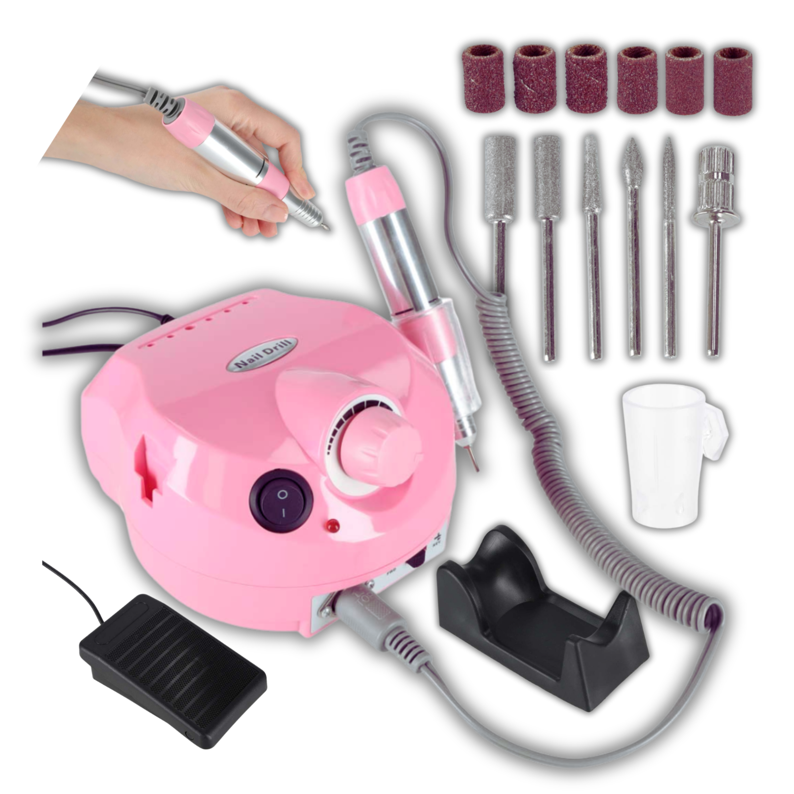 Na obrazie znajduje się różowa frezarka do manicure z napisem \'Nail Drill\', zestaw frezów oraz pedał nożny. Widoczny jest również uchwyt na frezarkę i biały kubek.